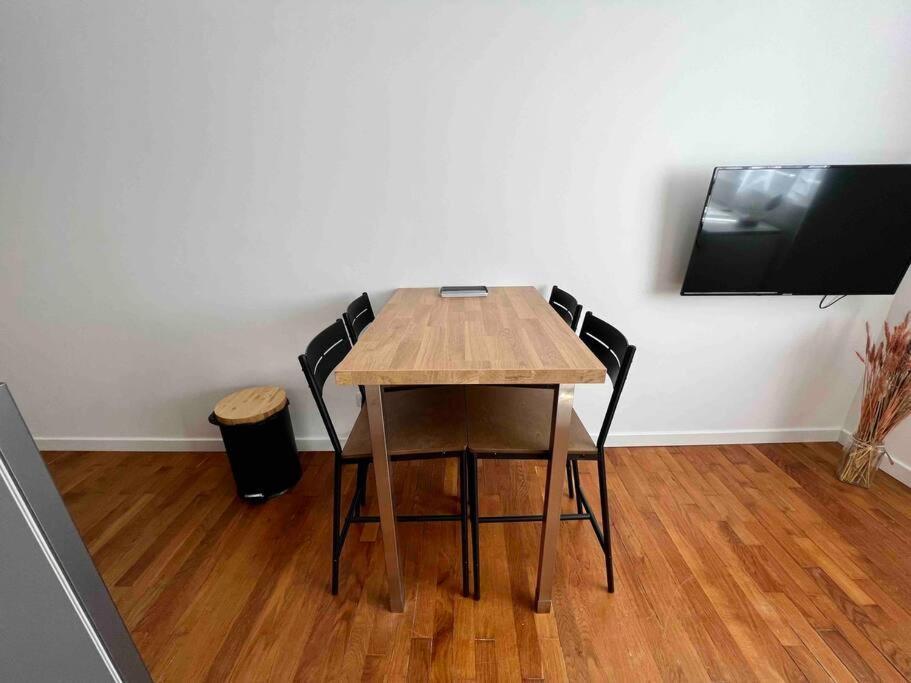 Appartement Climatise / Centre-Ville / 4 Personnes Μπεζανσόν Εξωτερικό φωτογραφία